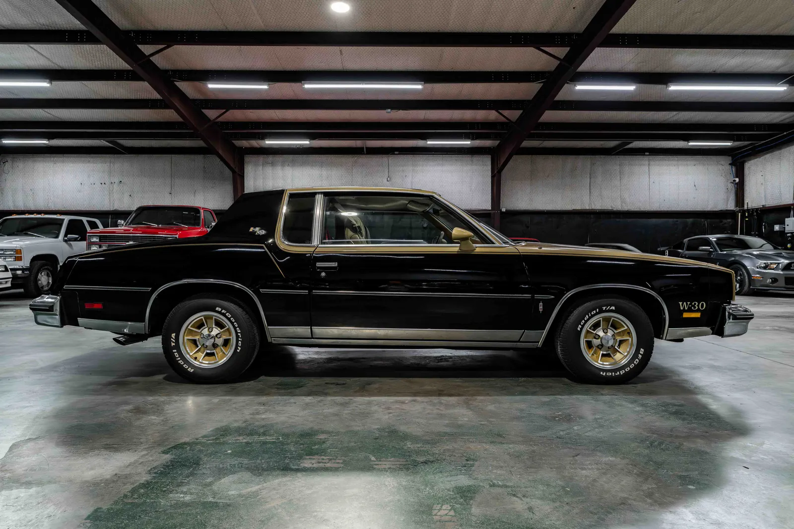 5_1979-Oldsmobile-W30-Black and Gold-536930-41.jpg